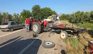 Orhangazi yolunda traktöre çarpan araç devrildi