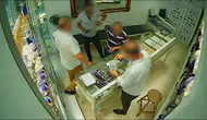 Sahte altın dişlerle kuyumcuları dolandıran şebeke yakalandı