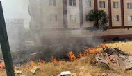 Siirt Kurtalan'da site bahçesinde korkutan otluk yangını