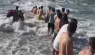 Ölümle burun buruna geldiler: Dev dalgaların arasında insan zinciriyle gelen mucize