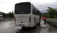 Eyüpsultan yolunda servis aracı bariyerlere çarptı