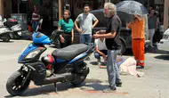 Antalya’da motosiklet kazasında yaralanan gence esnaf şemsiye oldu