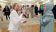 Emine Erdoğan için sahneye çıktı: Ajda Pekkan'dan zirvede çok dilli şov