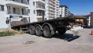 Kırıkkale’de freni boşalan tır apartmana daldı