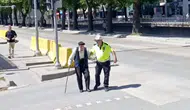 Kastamonu'da bir trafik polisinin yaşlı adama şefkatli dokunuşu
