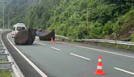 Rize’de dev kayalar Karadeniz Sahil Yolu’nu kapattı