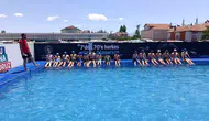 Tomarza’da çocuklar yazı havuzda sporla değerlendiriyor