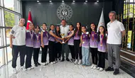 Minik basketbolcular şampiyonluk kupasıyla müdürün kapısını çaldı
