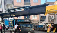 İnegöl'de ev taşıma asansörü park halindeki minibüsün üstüne düştü