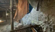 Kars'ta şiddetli yağış köy evinin ahırını yıktı
