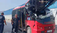 Mersin'de minibüs ve vinç çarpıştı Demir parçası camı delip geçti