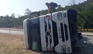 Taşova'da devrilen tır trafiği kilitledi