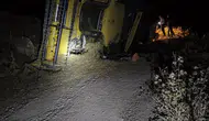 Siirt Kurtalan’da tarladan dönen biçerdöver yola devrildi
