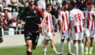 Karşıyaka golcüsünü bırakmıyor