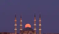 Selimiye Camii üzerinde beliren dolunay kartpostallık görüntüler oluşturdu