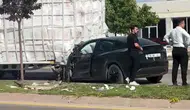 Sivas’ta yoldan kopan dorse Tesla’yı parçaladı