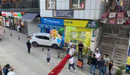 Artvin’de otoparktan çıkan araç iş yerine daldı