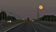 Bitlis karayolunda geceyi aydınlatan dolunay manzarası