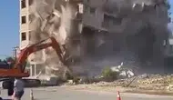 Antakya'da ağır hasarlı 6 katlı bina saniyeler içinde yıkıldı