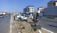 Bafra yolunda direksiyon hakimiyetini kaybeden sürücü direğe çarparak yaralandı
