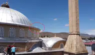 Bayburt’ta çatıya mahsur kalan yavru leylek için seferberlik