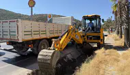 Kuşadası'nda yağmur öncesi kanal temizliği mesaisi