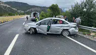 Kastamonu yolunda otomobil bariyerlere girdi 5 yaralı