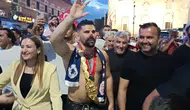 Erkan Taş altın kemerle hamam yolunda