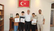 Elazığ’da dürüstlükleri ile örnek olan çocuklar müftülükte ağırlandı