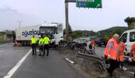 Pendik TEM Otoyolu'nda yağış nedeniyle kayan TIR trafiği kilitledi