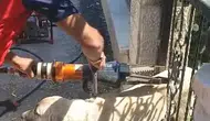 Tokat'ta demir kapıya sıkışan köpeğin imdadına itfaiye yetişti