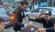 Adana'da düğün konvoyunun önünü kesip yolda iskambil masası kurdular
