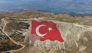 Kahramanmaraş’ta dev Türk bayrağı kış şartlarının ardından yenilendi