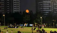 İstanbul semalarında geceye renk katan kızıl dolunay manzarası