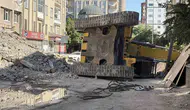 Kayseri'de yıkım çalışması sırasında iş makinesi devrildi