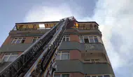 Elazığ’da bir apartmanın çatısı alevlere teslim oldu