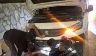 Van’da aracın altında kalan köpek için seferberlik