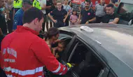 Hatay’da araçta mahsur kalan çocuk cam kırılarak kurtarıldı