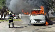 Bilecik'te park halindeki minibüs küle döndü