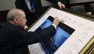 Erdoğan NATO liderlerinin imzaladığı özel tabloya son imzayı attı