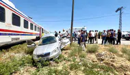 Muş'ta hemzemin geçit faciası Tren otomobile çarptı