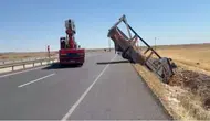 Siverek yolunda karpuz yüklü kamyon yoldan çıktı