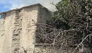 Mersin'de terk edilmiş ev alevlere teslim oldu
