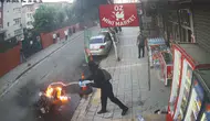 Küçükçekmece'de yanan motosiklete mahalleli seferber oldu