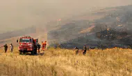 Manisa Kula'da sönen yangın rüzgarla tekrar başladı