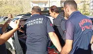 Hakkari yolunda araç çarpıştı sürücü sıkıştı