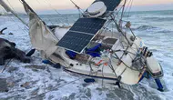 Mersin kıyılarında fırtına bir tekneyi karaya sürükledi