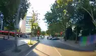 Ataşehir'de kırmızı ışıkta geçen motosikletli kaza yaptı