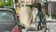 Erzurumda kaldırımda yürürken tepesine halı düştü