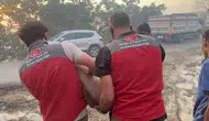 Seydikemer alevlere teslim olurken hayvanlar bölgeden çıkarılıyor